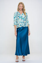 Load image into Gallery viewer, Made in USA Flower Print V neck Top