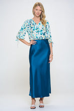 Load image into Gallery viewer, Made in USA Flower Print V neck Top