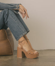 Load image into Gallery viewer, Oasis Society Norah - Chunky Platform Heel
